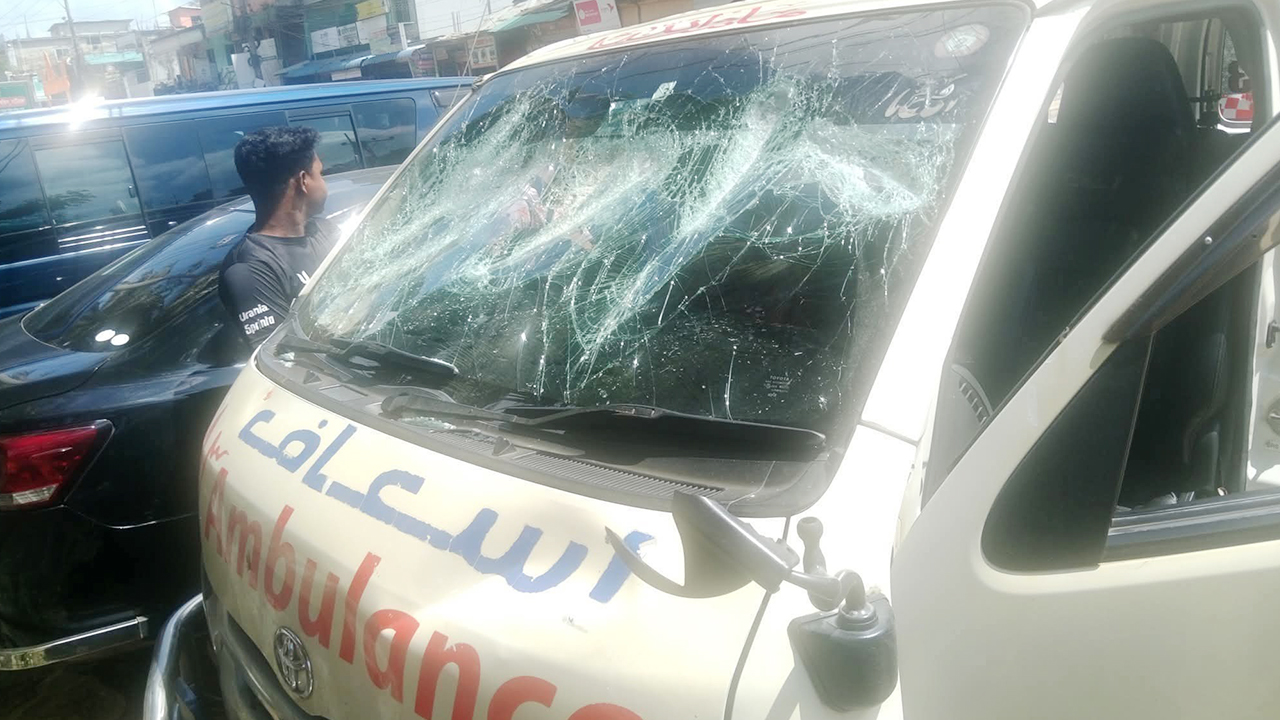 খাগড়াছড়ির অবরোধে অ্যাম্বুলেন্সে হামলা-ভাঙচুর